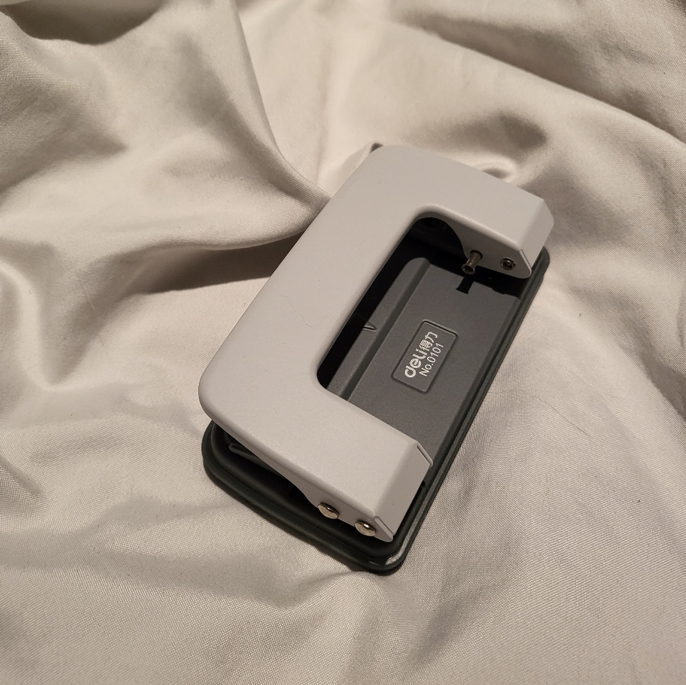 Deli Two Hole Punch